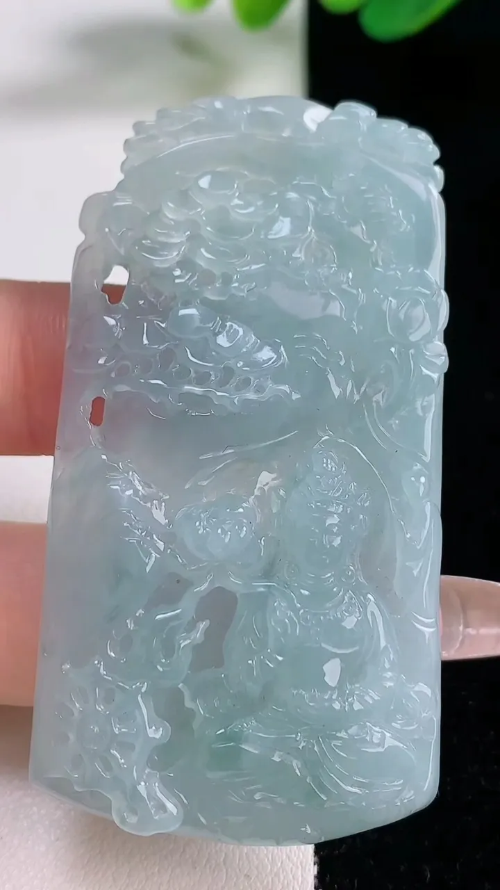 天然A货翡翠飘花山水大势至菩萨吊坠，尺寸62-32.8-6.9，重量:27.78g
12月28日