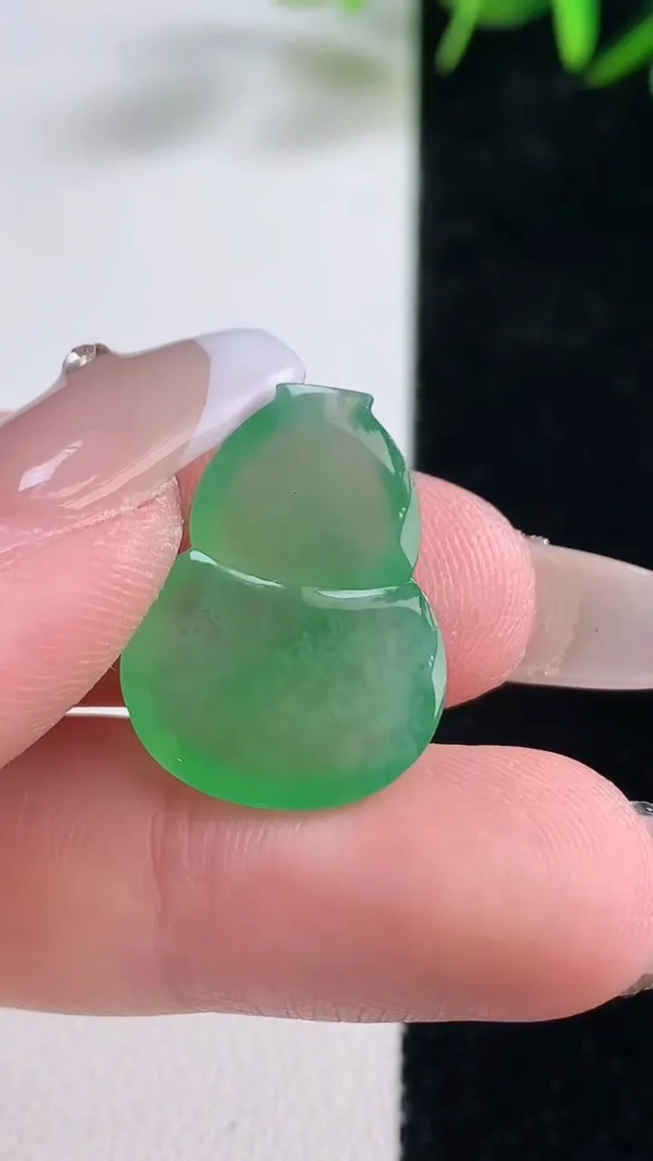天然A货翡翠葫芦镶嵌件，尺寸21.4-15.4-4.8，重量:3.07g
12月28日