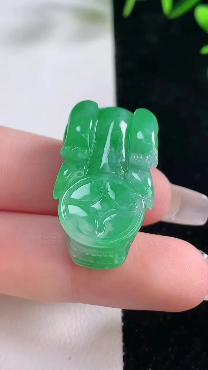 天然A货翡翠貔貅吊坠，尺寸29.4-17-12.2，重量:12.92g
12月28日