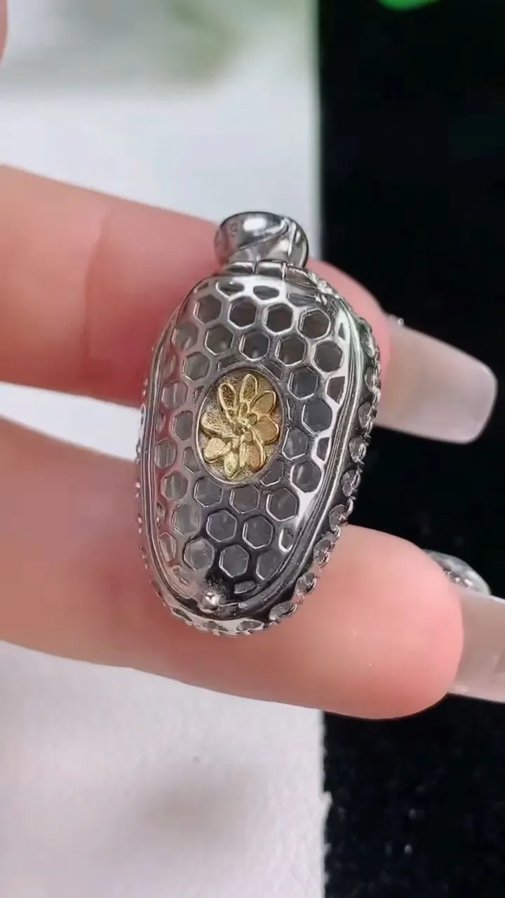 天然A货翡翠金枝玉叶 叶子吊坠，尺寸30-15.6-8.6，裸石20.6-14重量:5.43g
12月28日