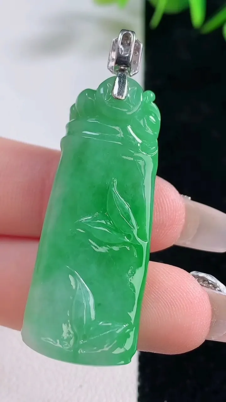 天然A货翡翠节节高升 竹节吊坠，尺寸42-16-7.8，重量:12.89g
12月28日
