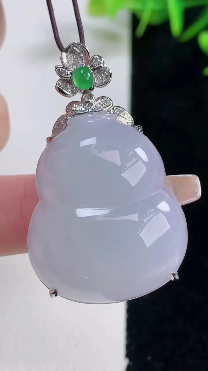 天然A货翡翠18K金紫罗兰葫芦吊坠，尺寸41.8-30-25.2-9.8，重量:11.90g
12月28日