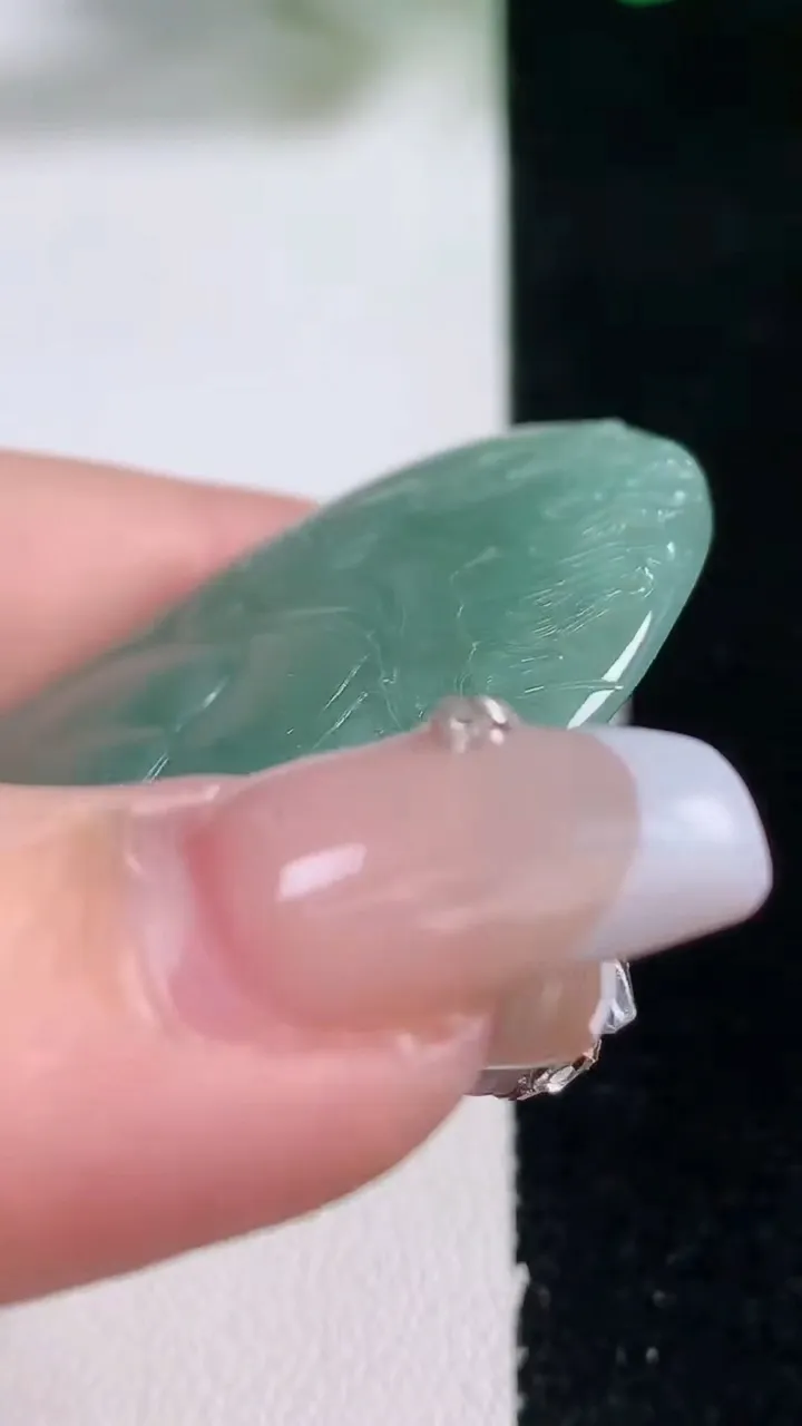 天然A货翡翠生肖马吊坠，尺寸47-35.6-4.8，重量:16.92g
12月28日