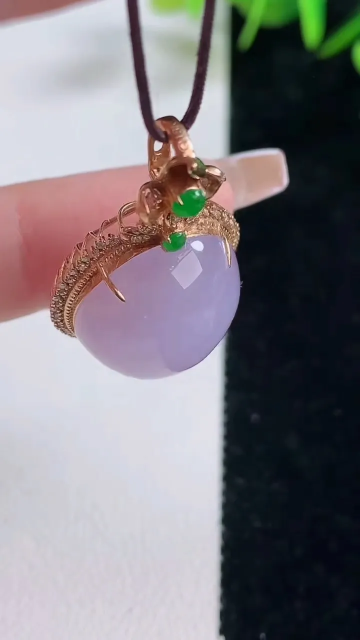 天然A货翡翠18K金紫罗兰蛋面吊坠，尺寸32.4-19.2-11.8，裸石18.6-16.7重量:6.72g
12月28日