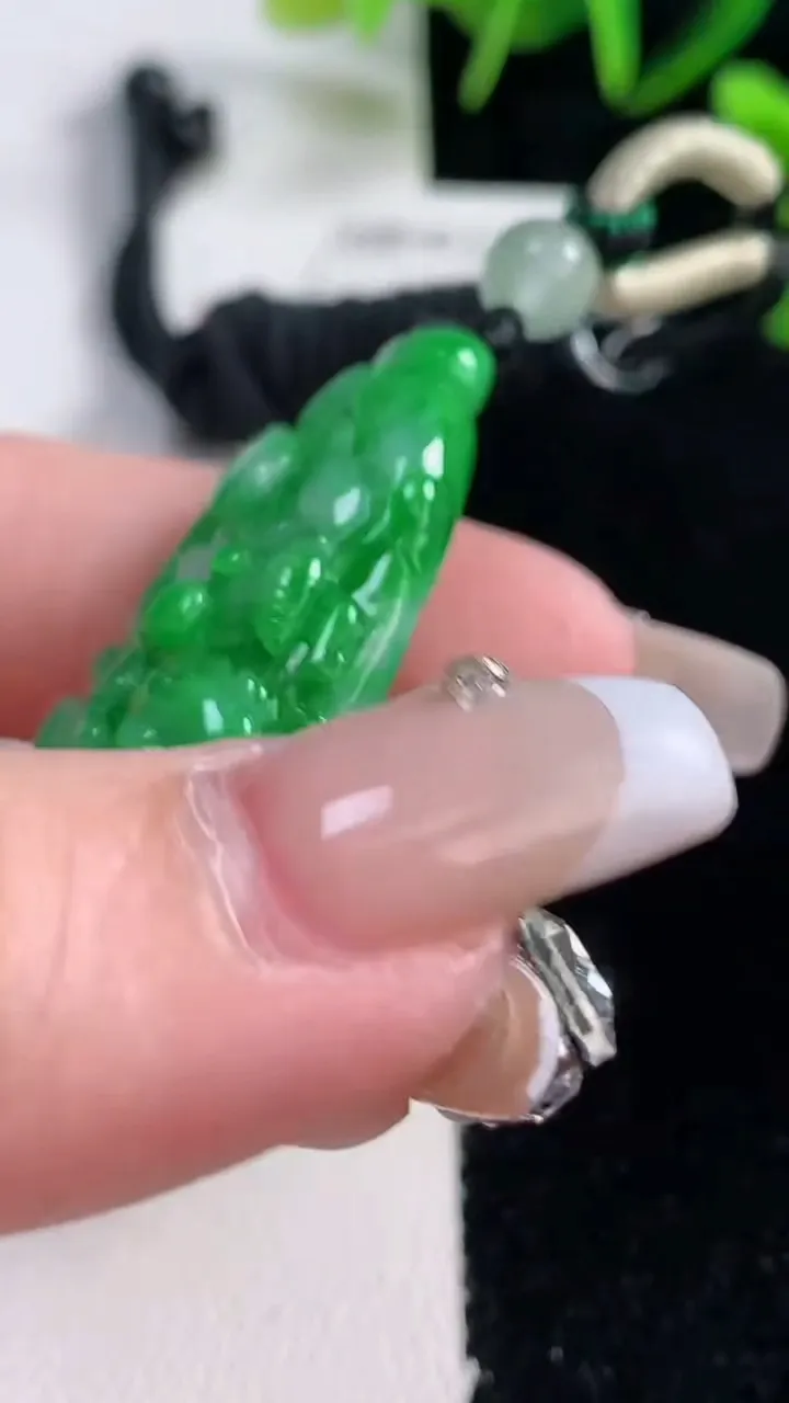 天然A货翡翠白菜吊坠，尺寸48.2-22.6-9.8，重量:20.00g
12月28日