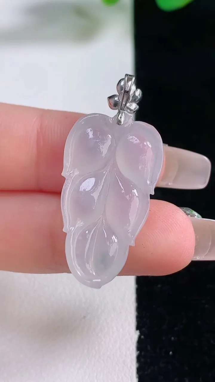 天然A货翡翠金枝玉叶 叶子吊坠，尺寸29-16.5-4.5，重量:4.29g
12月28日