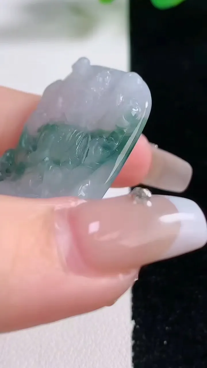 天然A货翡翠飘花千手观音吊坠，尺寸48-27.8-5.9，重量:16.22g
12月28日