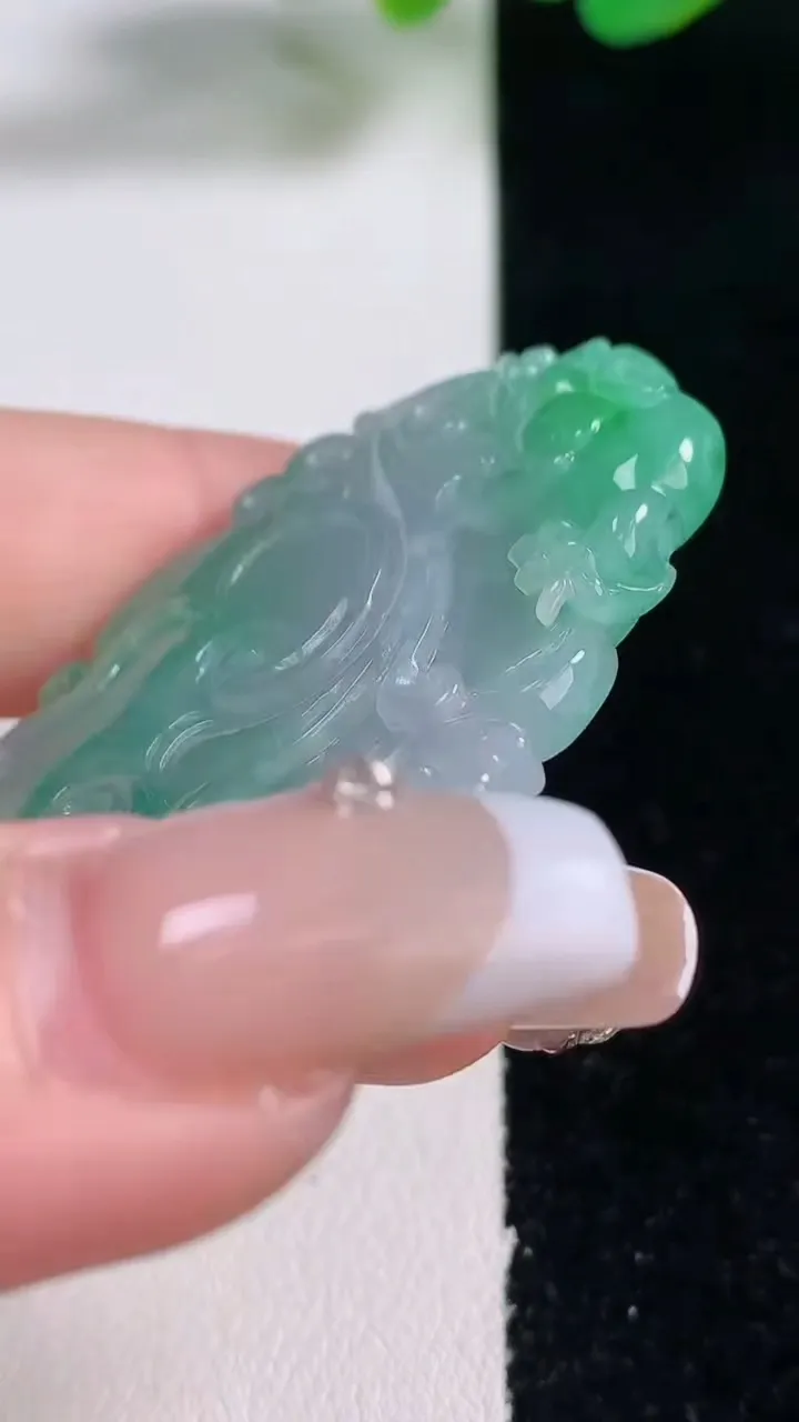 天然A货翡翠如意吊坠，尺寸51.8-31.2-5，重量:18.66g
12月28日