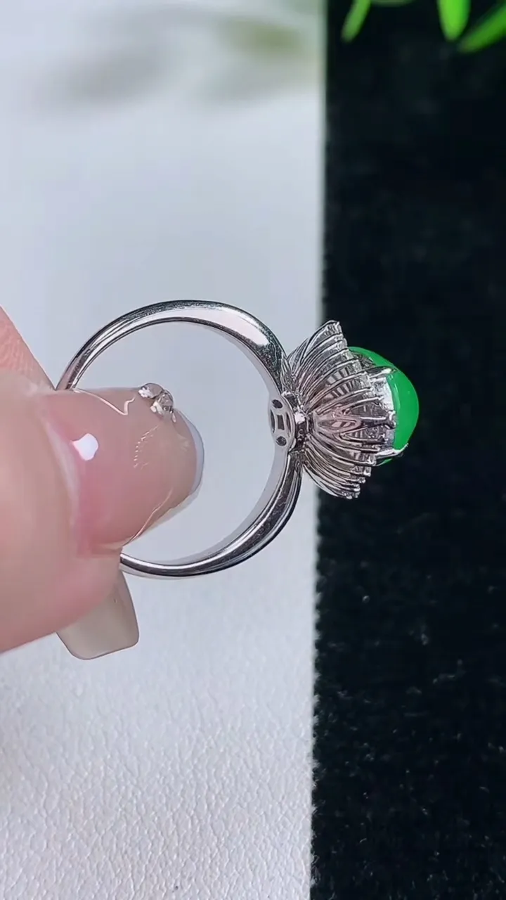 天然A货翡翠蛋面戒指，尺寸17.3-11.2-8.9-10.5，重量:3.33g2025年12月28日
工厂直销收藏佳品,种好水足，色泽均匀，有种有色，上手高大气！