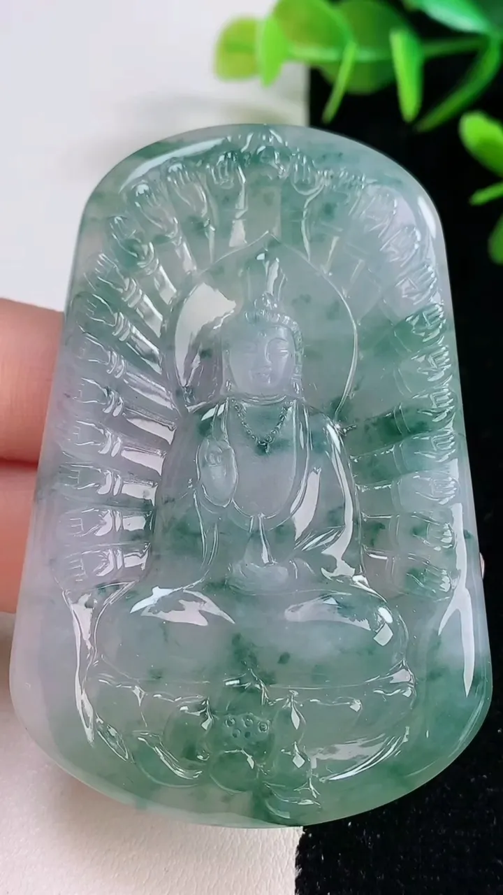 天然A货翡翠种飘花千手观音吊坠，尺寸66.8-44-5.7，重量:38.94g
12月28日