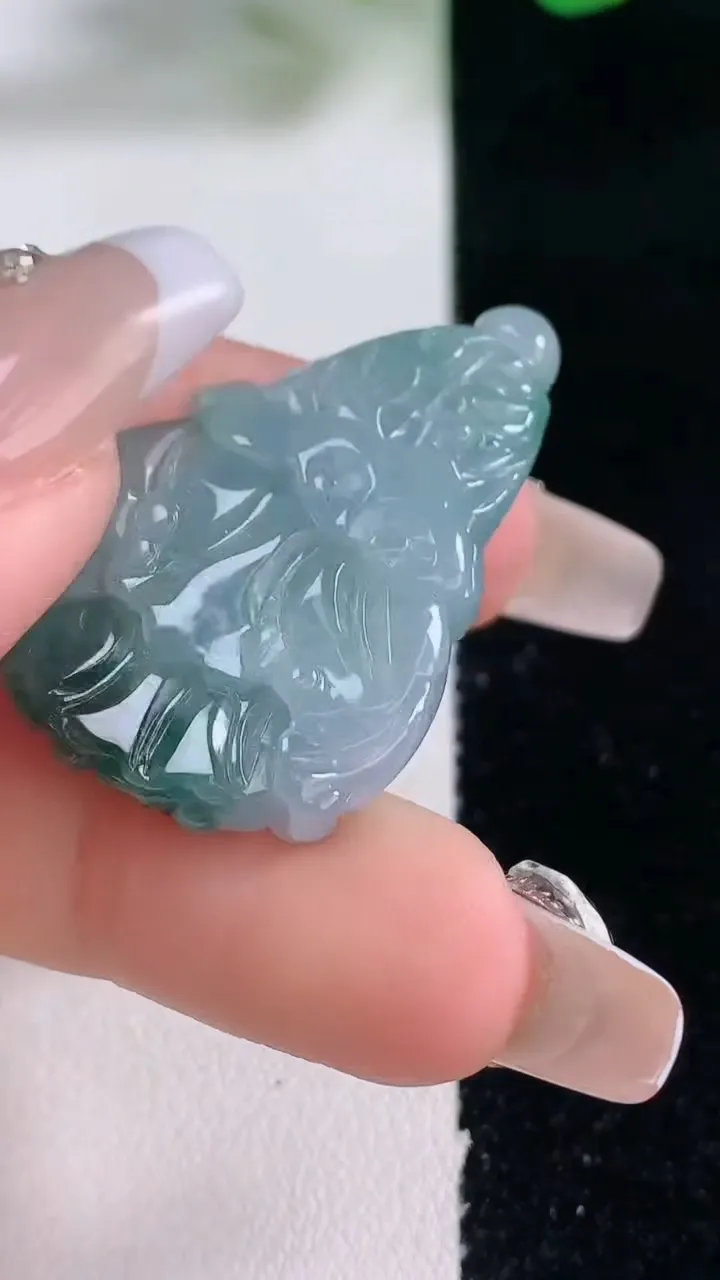 天然A货翡翠飘花白菜吊坠，尺寸33.4-23.4-6.8，重量:9.95g
12月28日