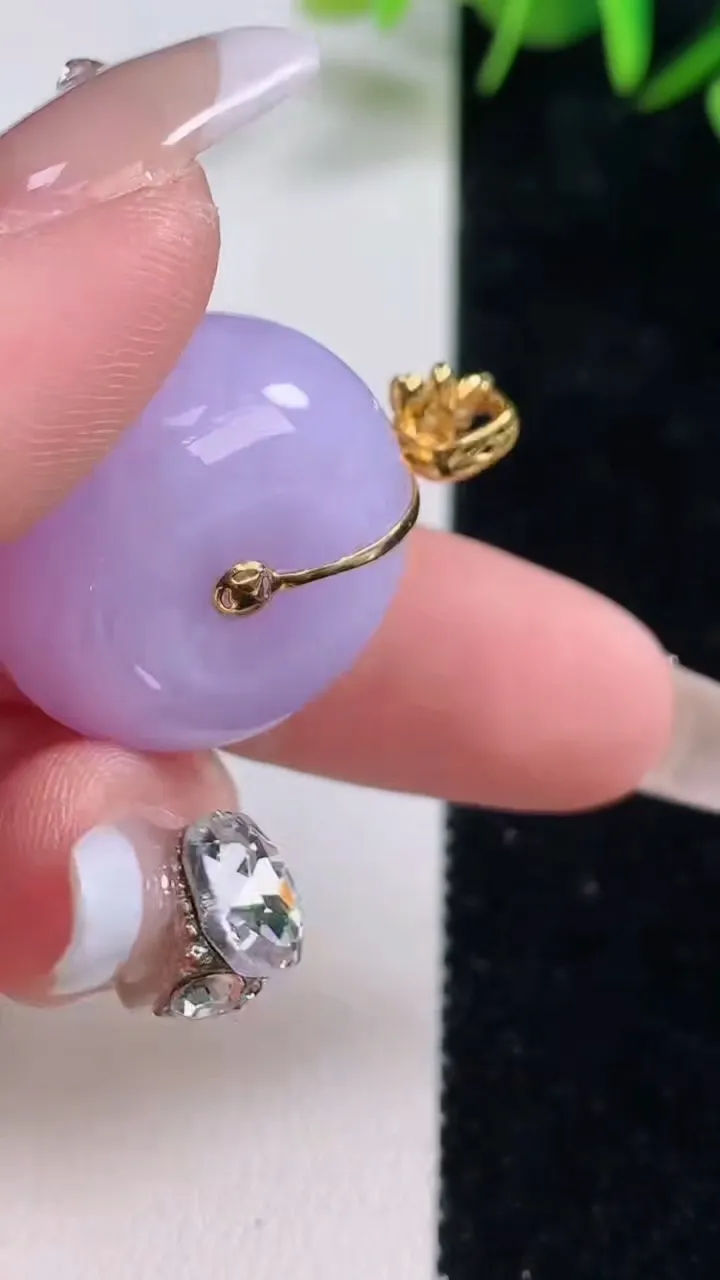 天然A货翡翠18K金紫罗兰路路通吊坠，尺寸23-12.7，重量:15.41g
12月28日