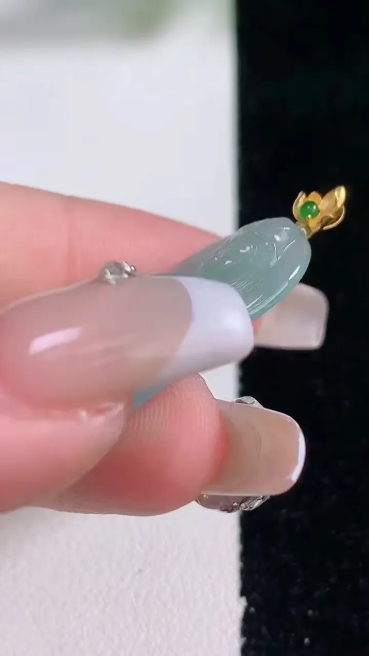 天然A货翡翠观音菩萨吊坠，尺寸34.6-20.6-4，重量:5.28g
12月28日