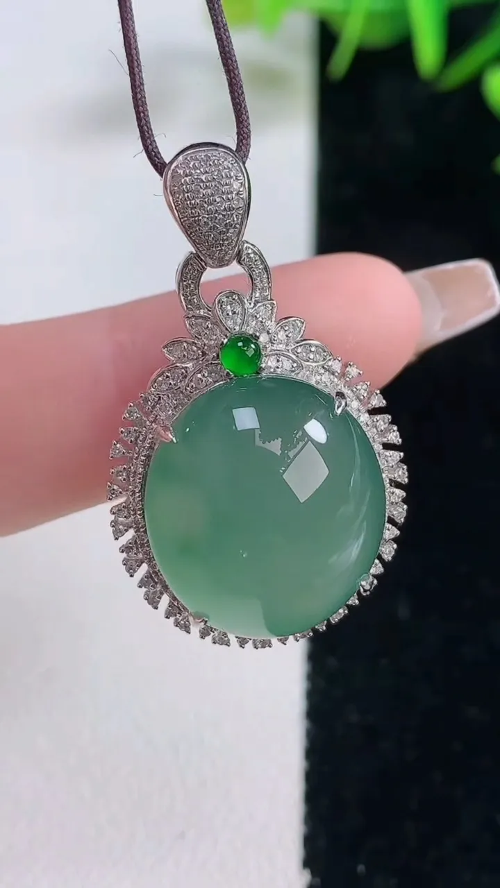 天然A货翡翠蛋面吊坠，尺寸34.4-19.7-12，裸石17.2-15.3重量:6.90g
12月2