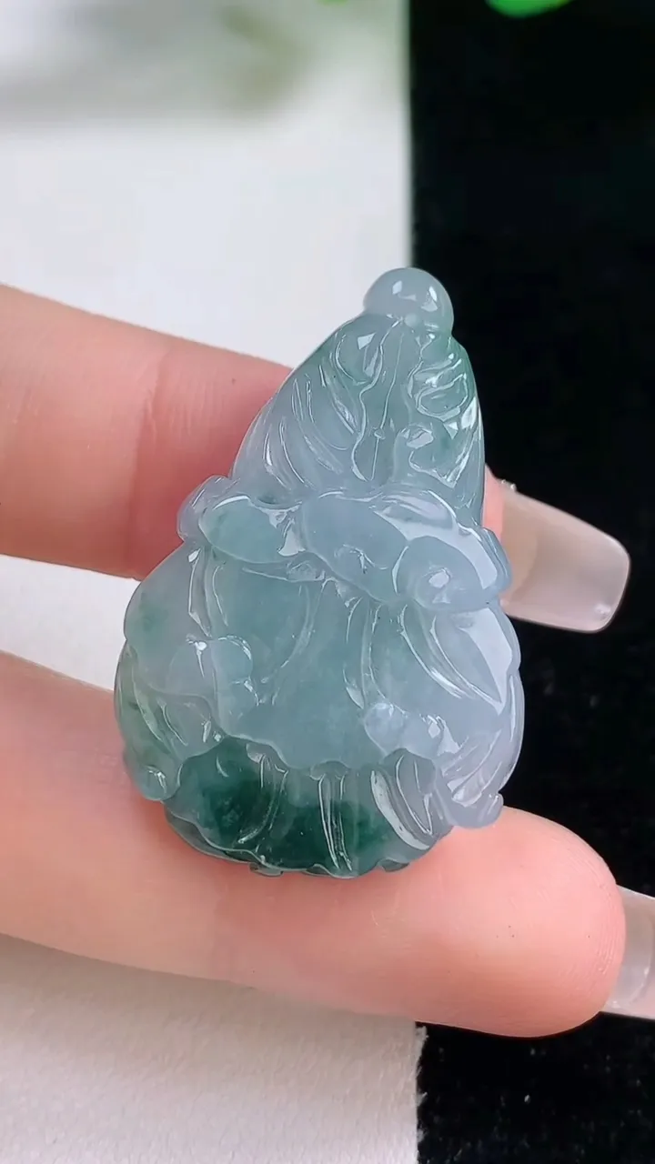 天然A货翡翠飘花白菜吊坠，尺寸33.4-23.4-6.8，重量:9.95g
12月28日