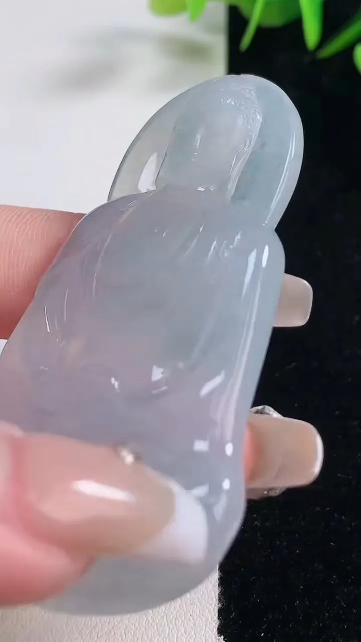 天然A货翡翠种白冰大日如来吊坠，尺寸64.5-39.7-5.6，重量:25.24g
12月28日