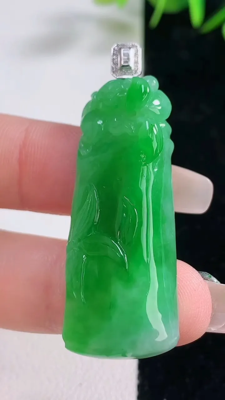 天然A货翡翠节节高升 竹节吊坠，尺寸42-16-7.8，重量:12.89g
12月28日