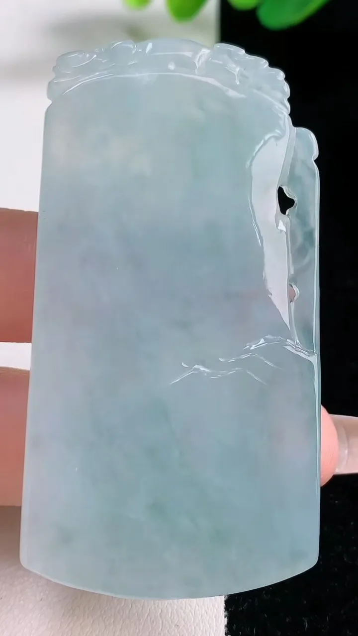 天然A货翡翠飘花山水大势至菩萨吊坠，尺寸62-32.8-6.9，重量:27.78g
12月28日