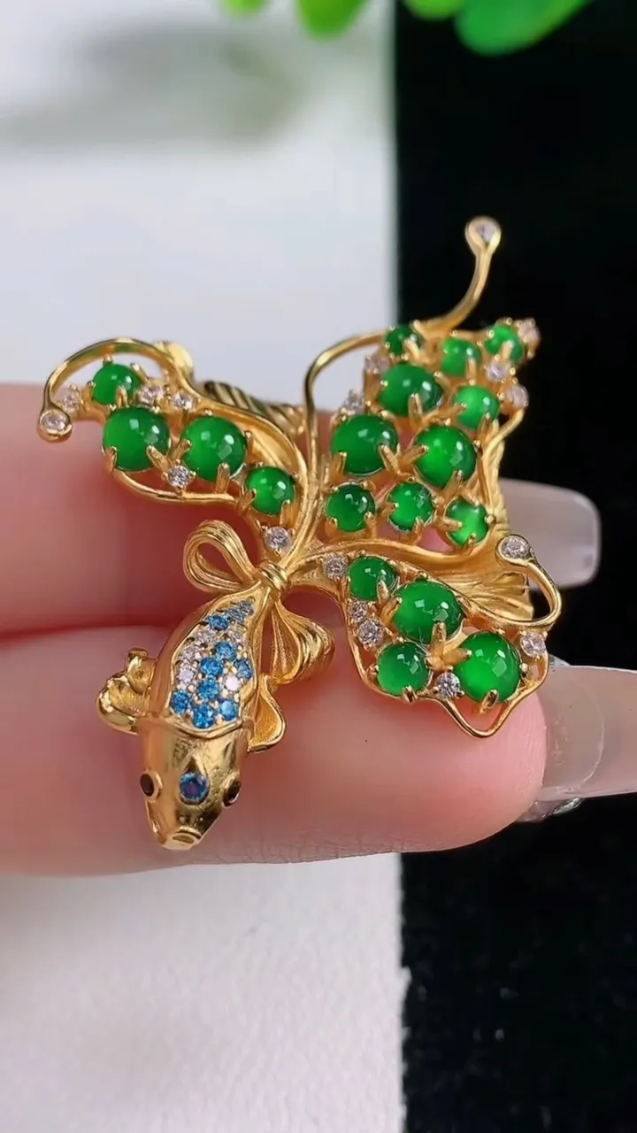 天然A货翡翠蛋面年年有余胸针，尺寸3.7，重量:7.60g
12月28日