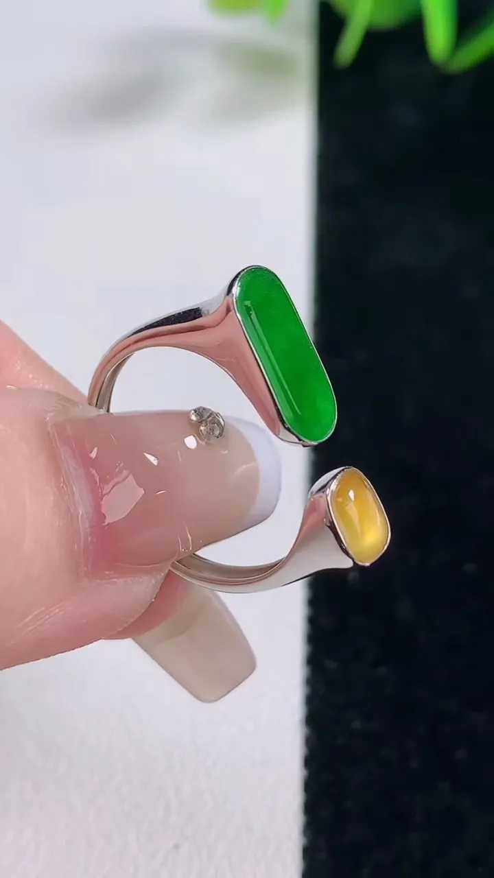 天然A货翡翠马鞍戒指，尺寸11.4-5.8，重量:1.83g2025年12月28日
工厂直销收藏佳品,种好水足，色泽均匀，有种有色，上手高大气！
