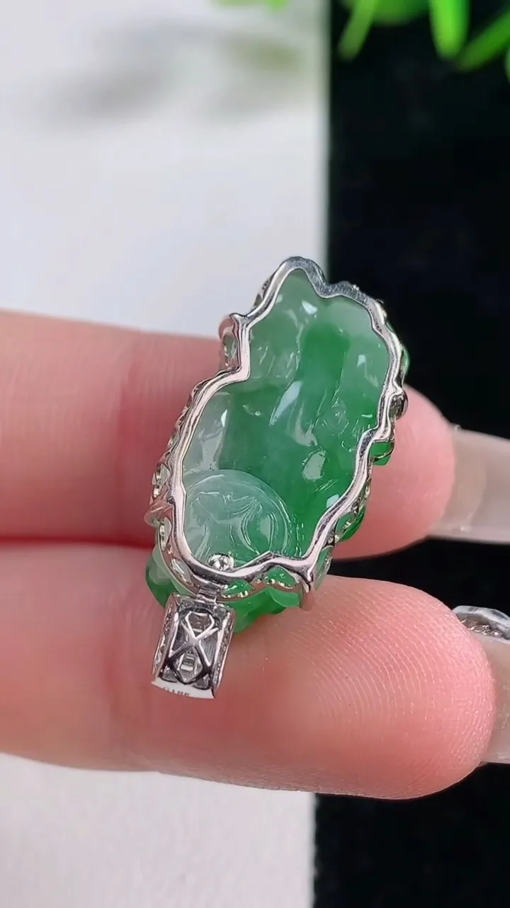 天然A货翡翠貔貅吊坠，尺寸22.4-12.8-11，重量:6.02g
12月28日