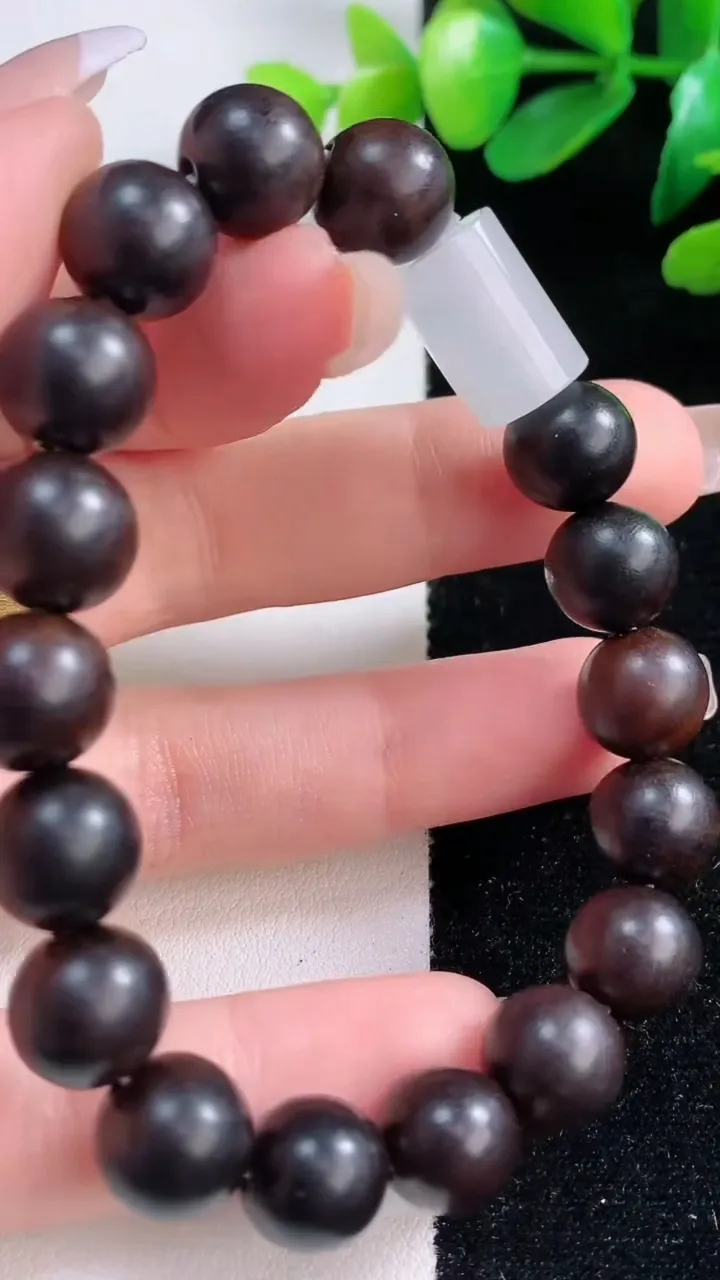 天然A货翡翠种白冰路路通手串，尺寸13.3-9.2，重量:13.16g12月28日
工厂直销收藏佳品,种好水足，色泽均匀，有种有色，上手高大气！