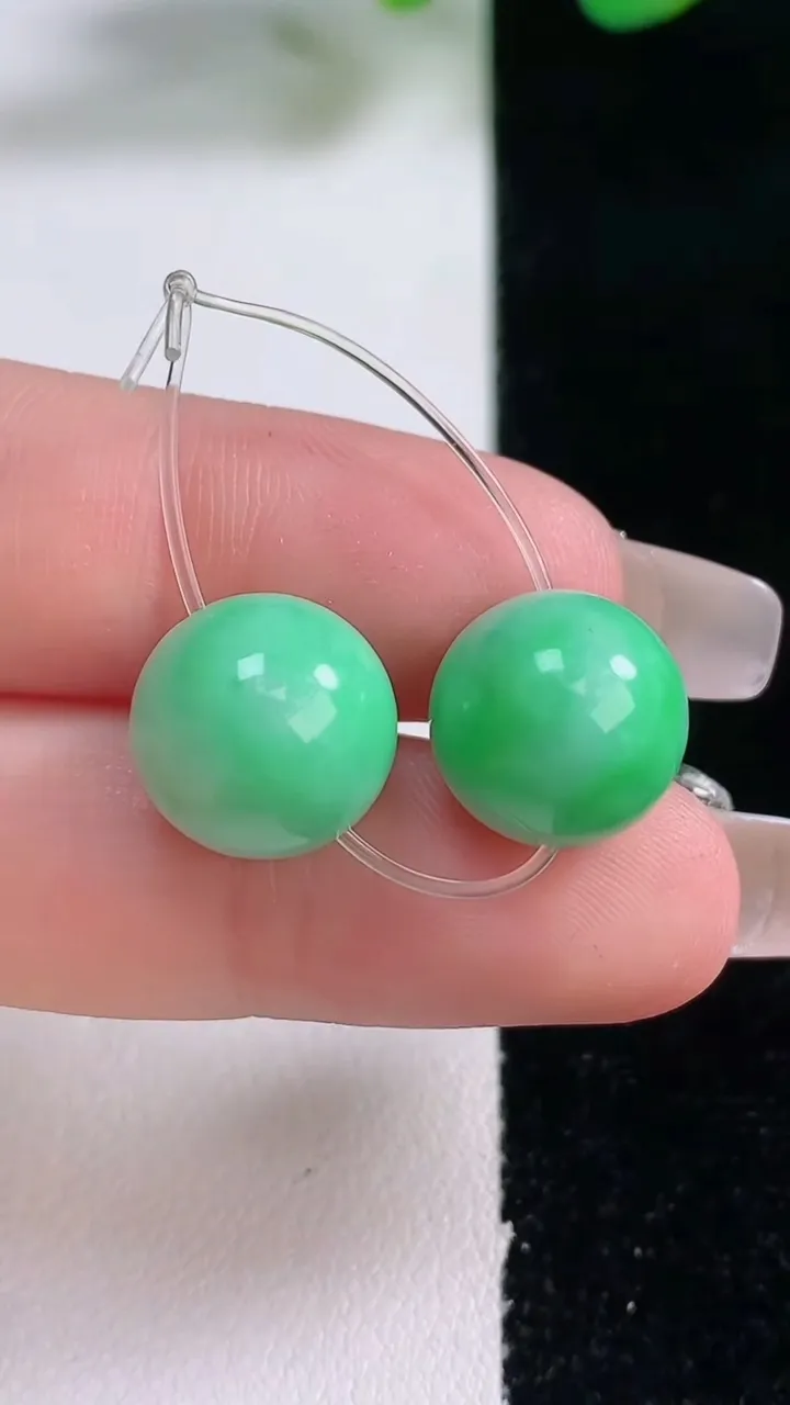 天然A货翡翠圆珠吊坠一对，尺寸11.8，重量:6.84g
12月28日