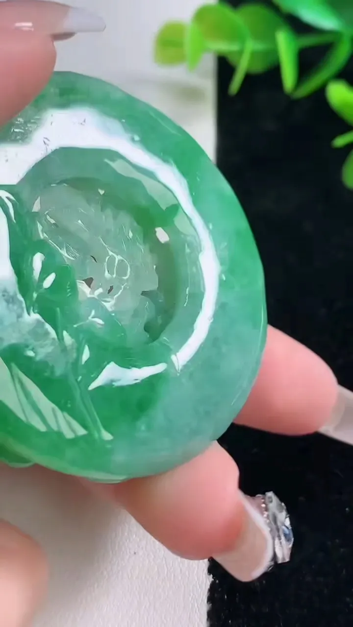 天然A货翡翠鸟语花香吊坠，尺寸53-12，重量:52.64g
12月28日