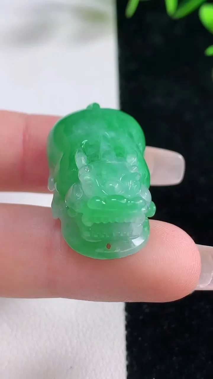 天然A货翡翠貔貅吊坠，尺寸29.4-17-12.2，重量:12.92g
12月28日