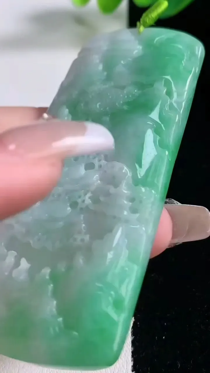 天然A货翡翠山水牌吊坠，尺寸75-35.8-6.3，重量:43.14g
12月28日