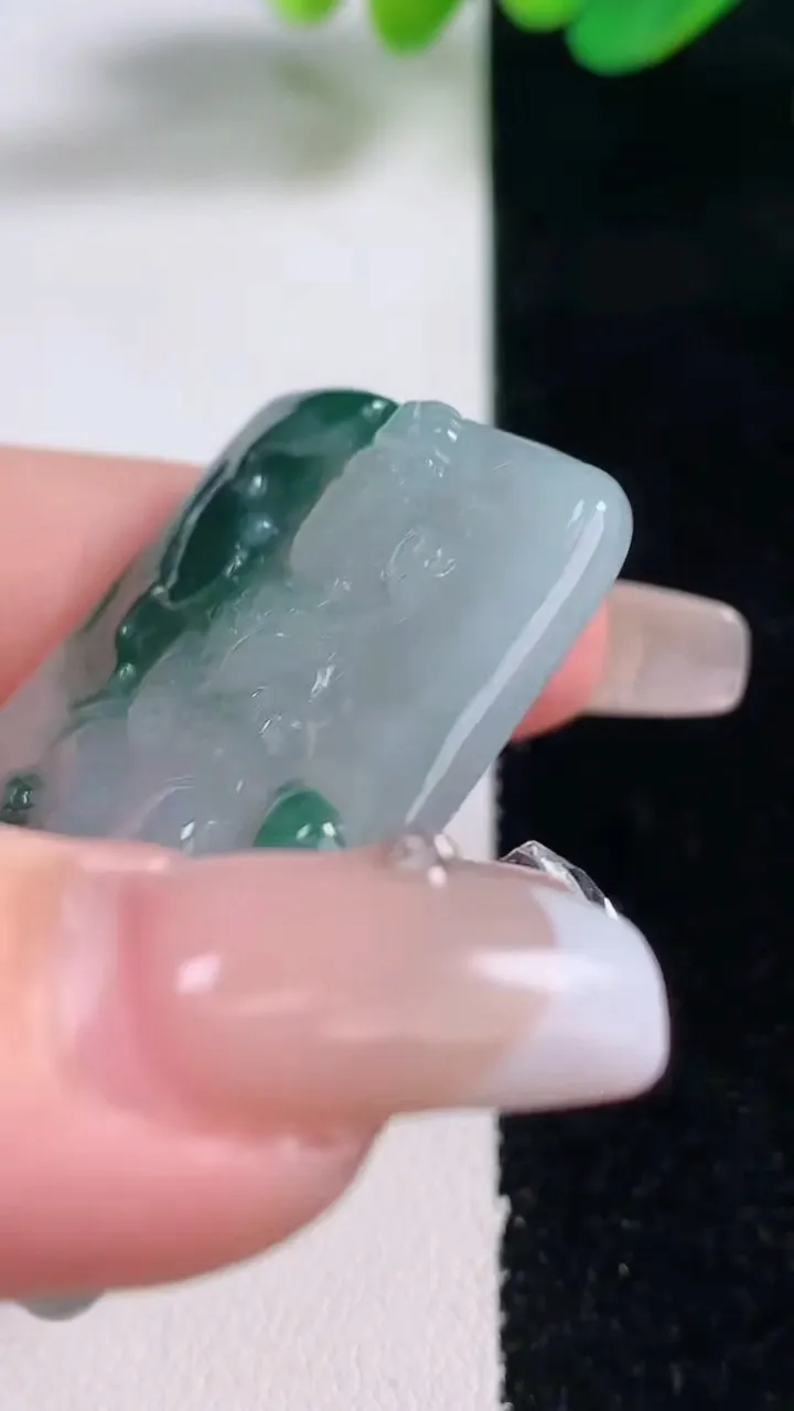 天然A货翡翠飘花普贤菩萨吊坠，尺寸43.6-34-4.9，重量:18.33g
12月28日