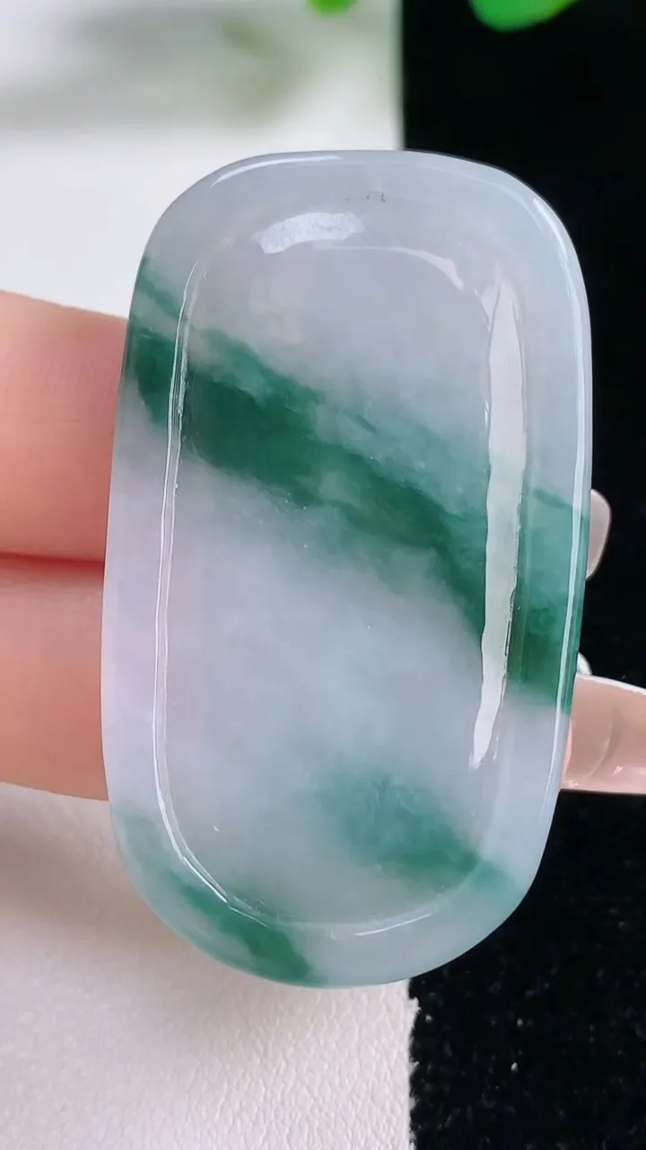 天然A货翡翠飘花千手观音吊坠，尺寸48-27.8-5.9，重量:16.22g
12月28日