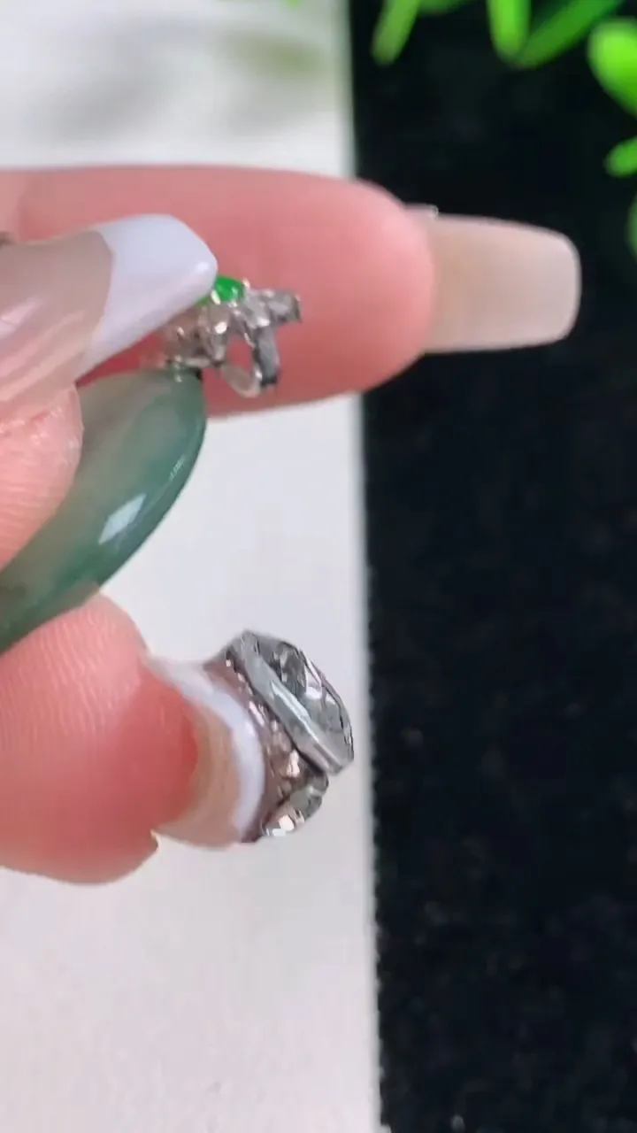 天然A货翡翠平安扣吊坠，尺寸23-4.3，重量:6.92g
12月28日