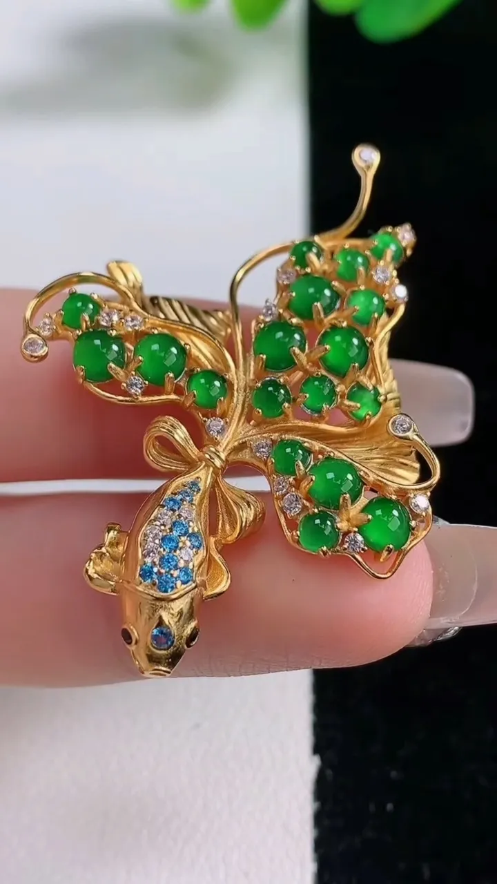 天然A货翡翠蛋面年年有余胸针，尺寸3.7，重量:7.60g
12月28日