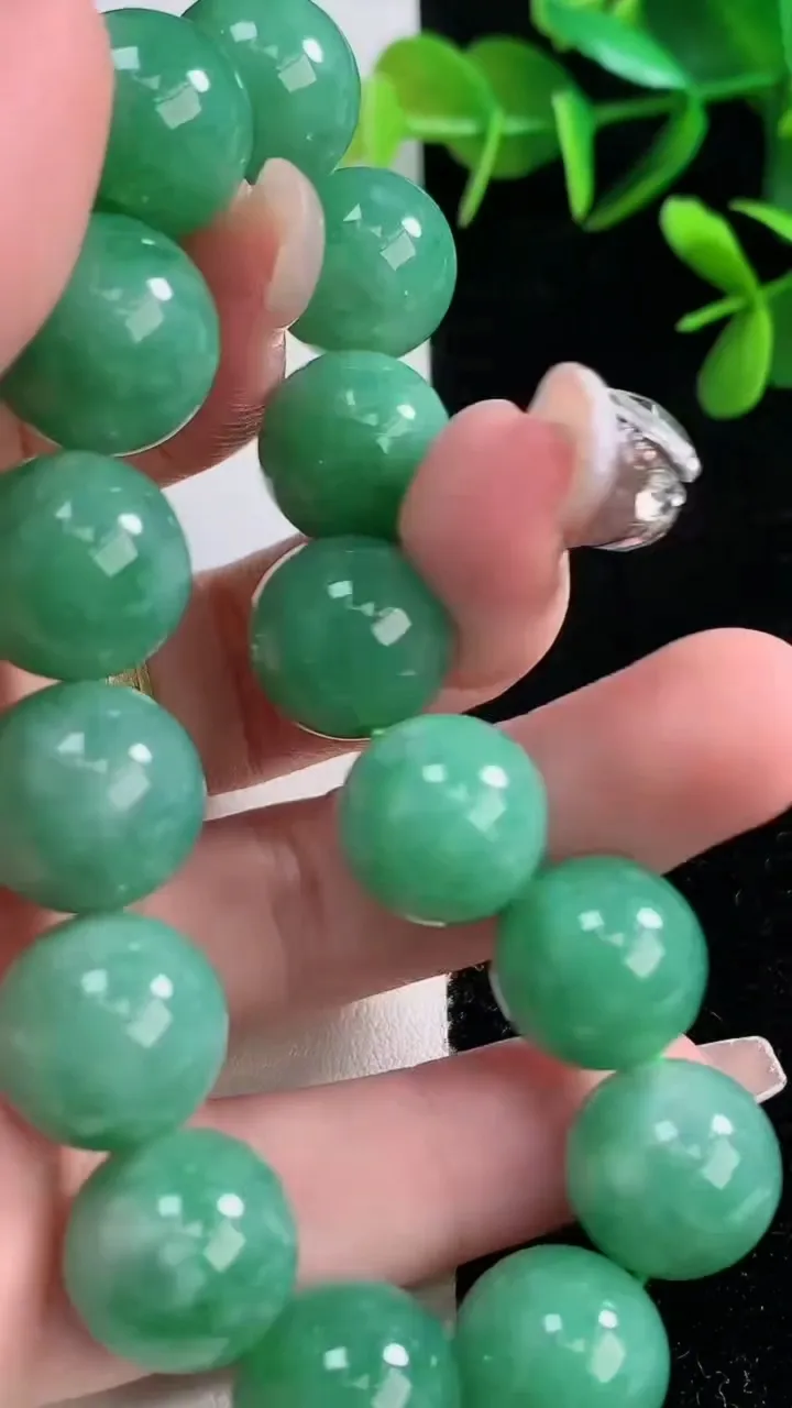 天然A货翡翠圆珠手串，尺寸13.5-15颗，重量:65.21g12月28日
工厂直销收藏佳品,种好水