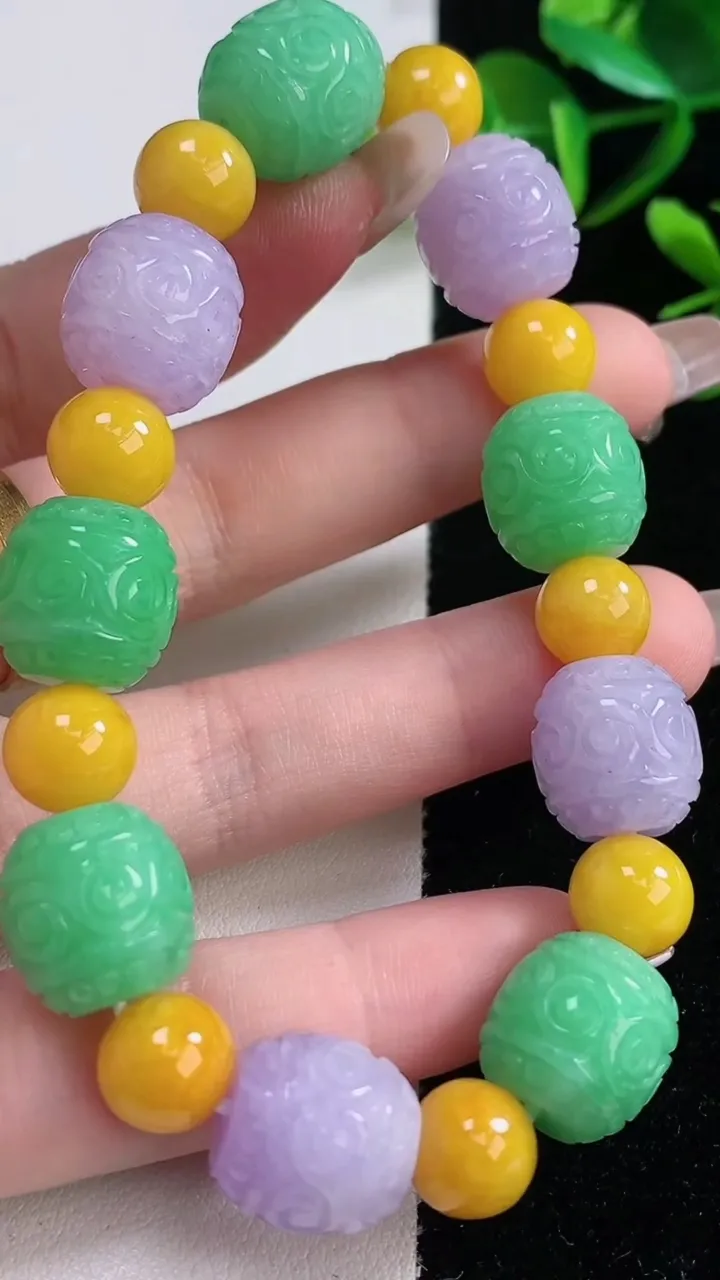 天然A货翡翠双彩雕花路路通手串，尺寸13-13-18颗，重量:49.65g12月28日
工厂直销收藏佳品,种好水足，色泽均匀，有种有色，上手高大气！