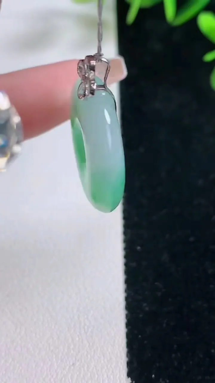 天然A货翡翠平安扣吊坠，尺寸22.7-5.7，重量:8.42g
12月28日