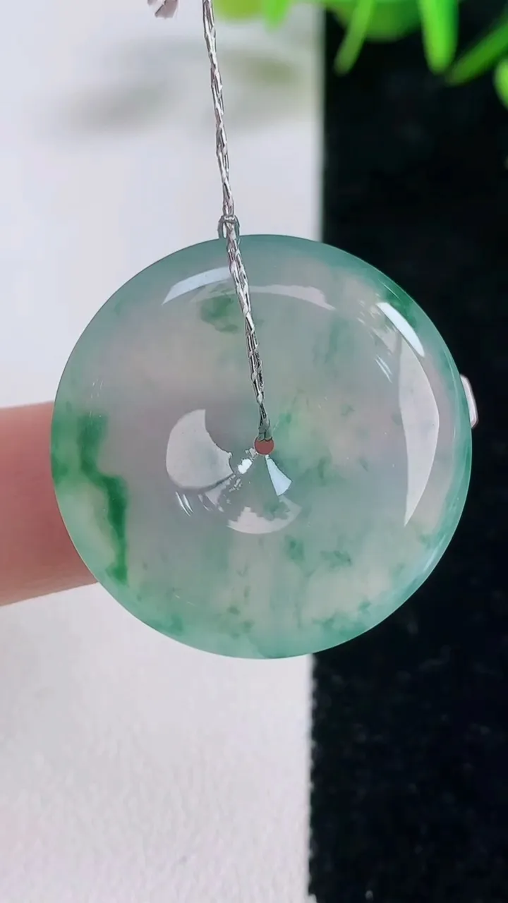 天然A货翡翠种飘花平安扣吊坠，尺寸28.2-6.2，重量:13.81g
12月28日