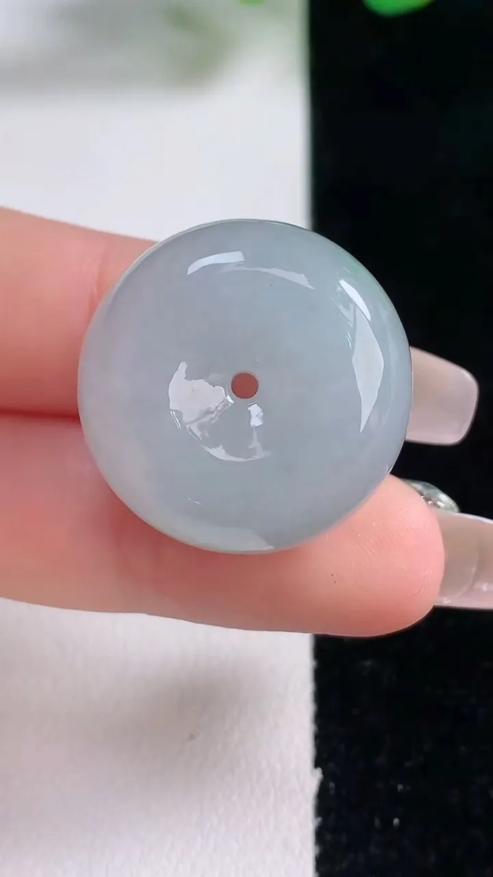 天然A货翡翠路路通吊坠，尺寸24-12.2，重量:15.03g
12月28日