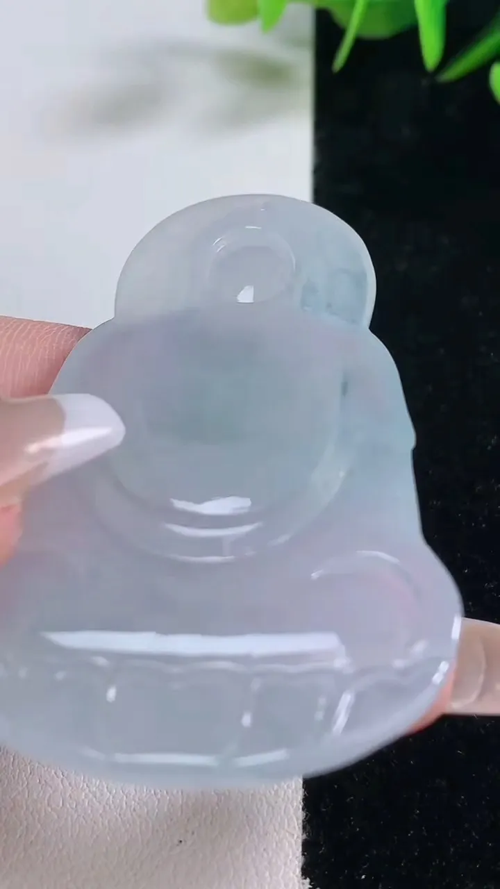 天然A货翡翠种白冰大日如来吊坠，尺寸64.5-39.7-5.6，重量:25.24g
12月28日