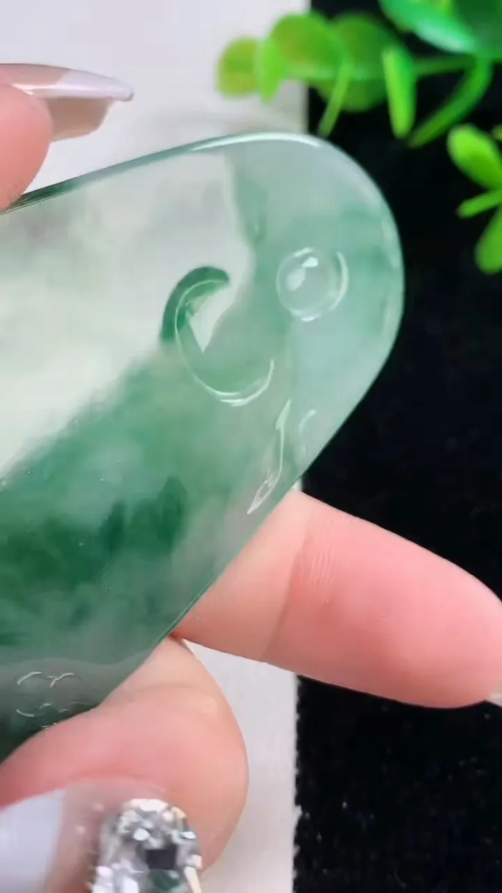 天然A货翡翠大势至菩萨吊坠，尺寸70.5-41.7-5.9，重量:36.56g
12月28日