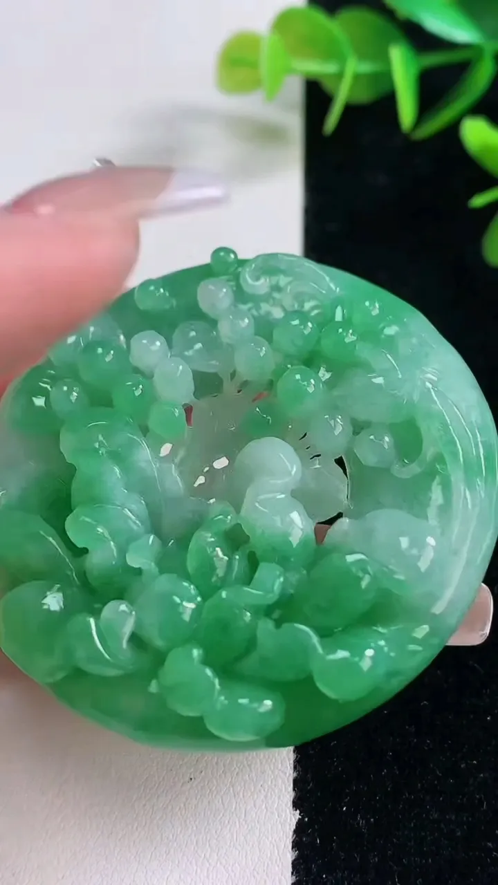 天然A货翡翠鸟语花香吊坠，尺寸53-12，重量:52.64g
12月28日