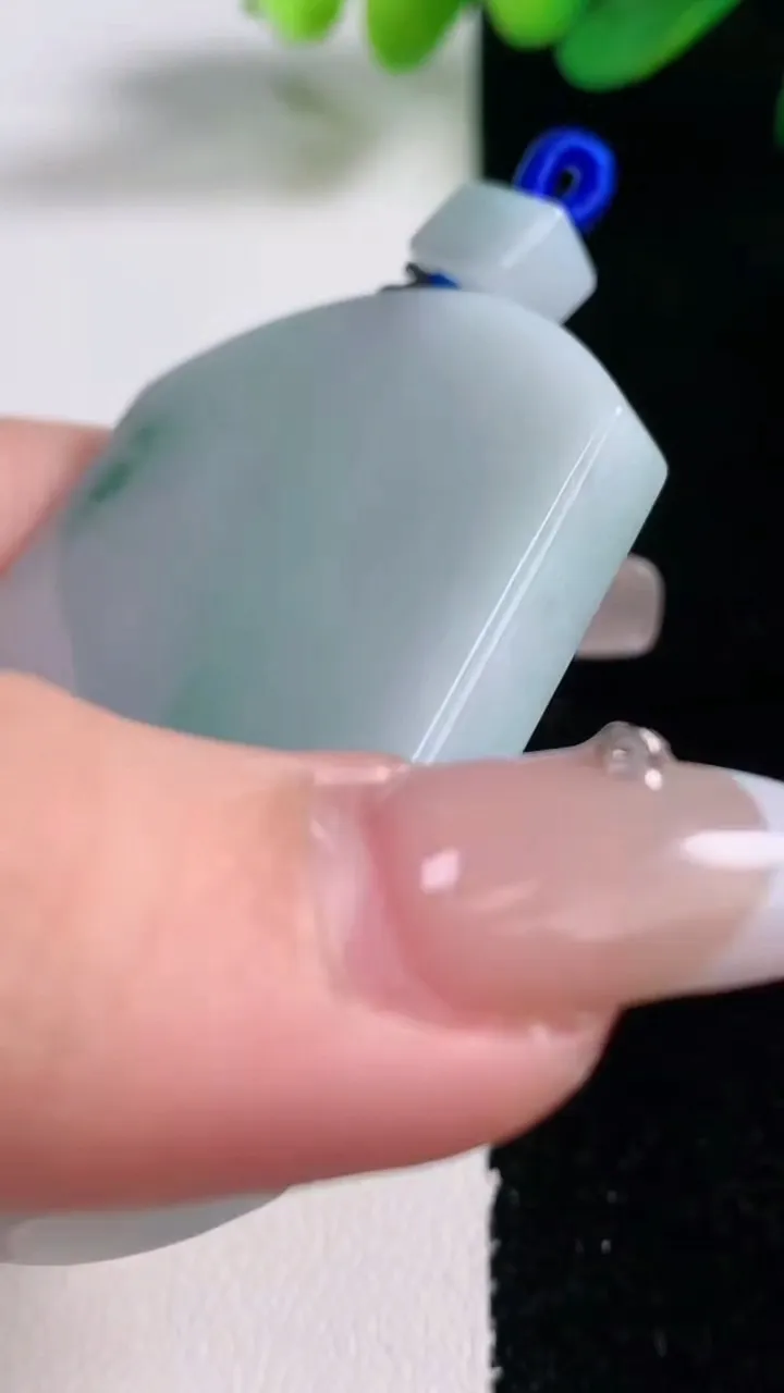 天然A货翡翠飘花无事牌吊坠，尺寸56-41.5-6，重量:42.32g
12月28日