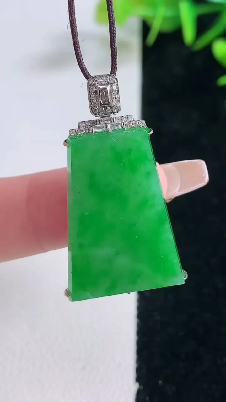 天然A货翡翠无事牌吊坠，尺寸33.7-25.7-18-4.5，重量:4.68g
12月28日