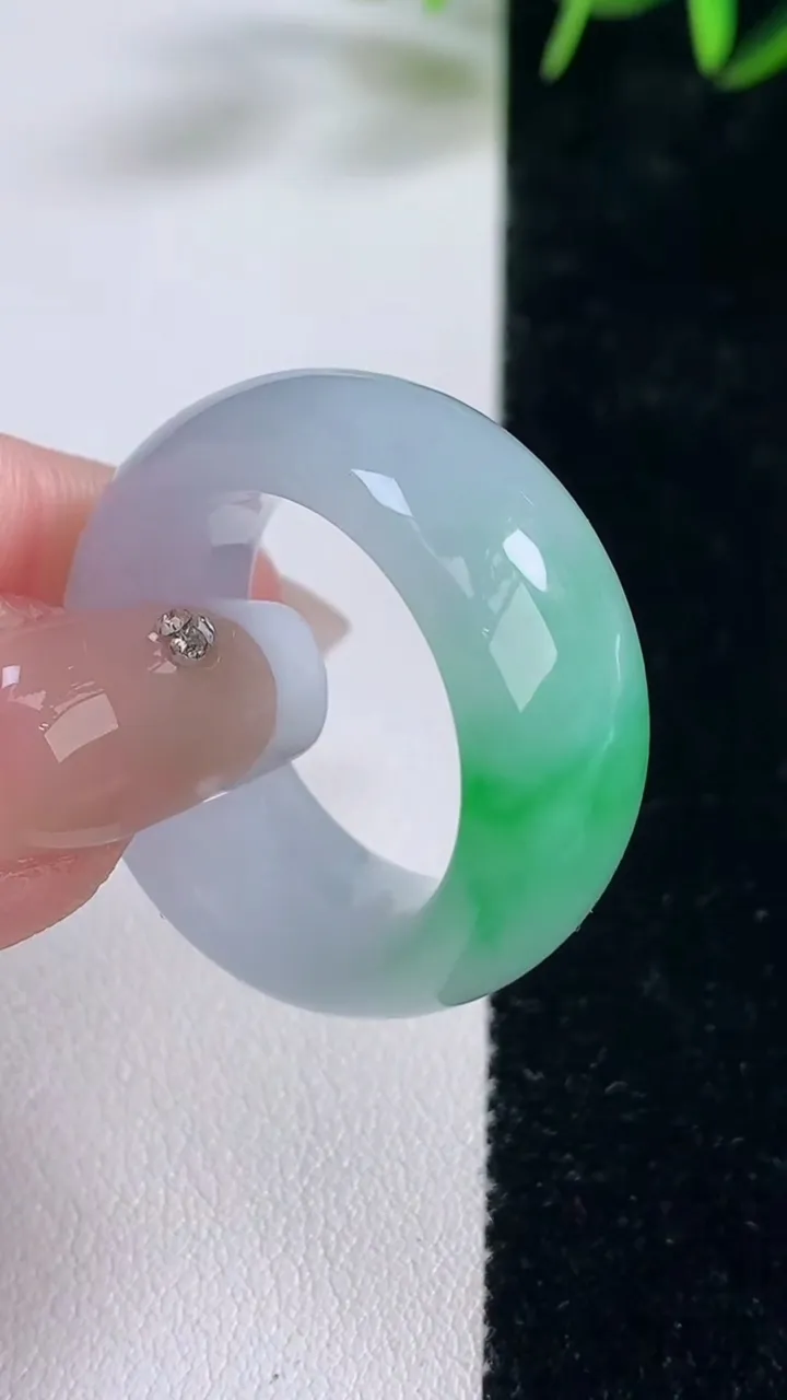 天然A货翡翠指环扳指，尺寸20.4-11.5-5.4，重量:14.33g2025年12月28日
工厂直销收藏佳品,种好水足，色泽均匀，有种有色，上手高大气！