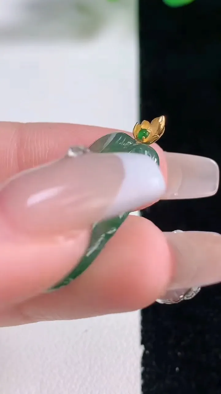 天然A货翡翠九尾狐吊坠，尺寸25.2-16.7-4.4，重量:3.43g
12月28日