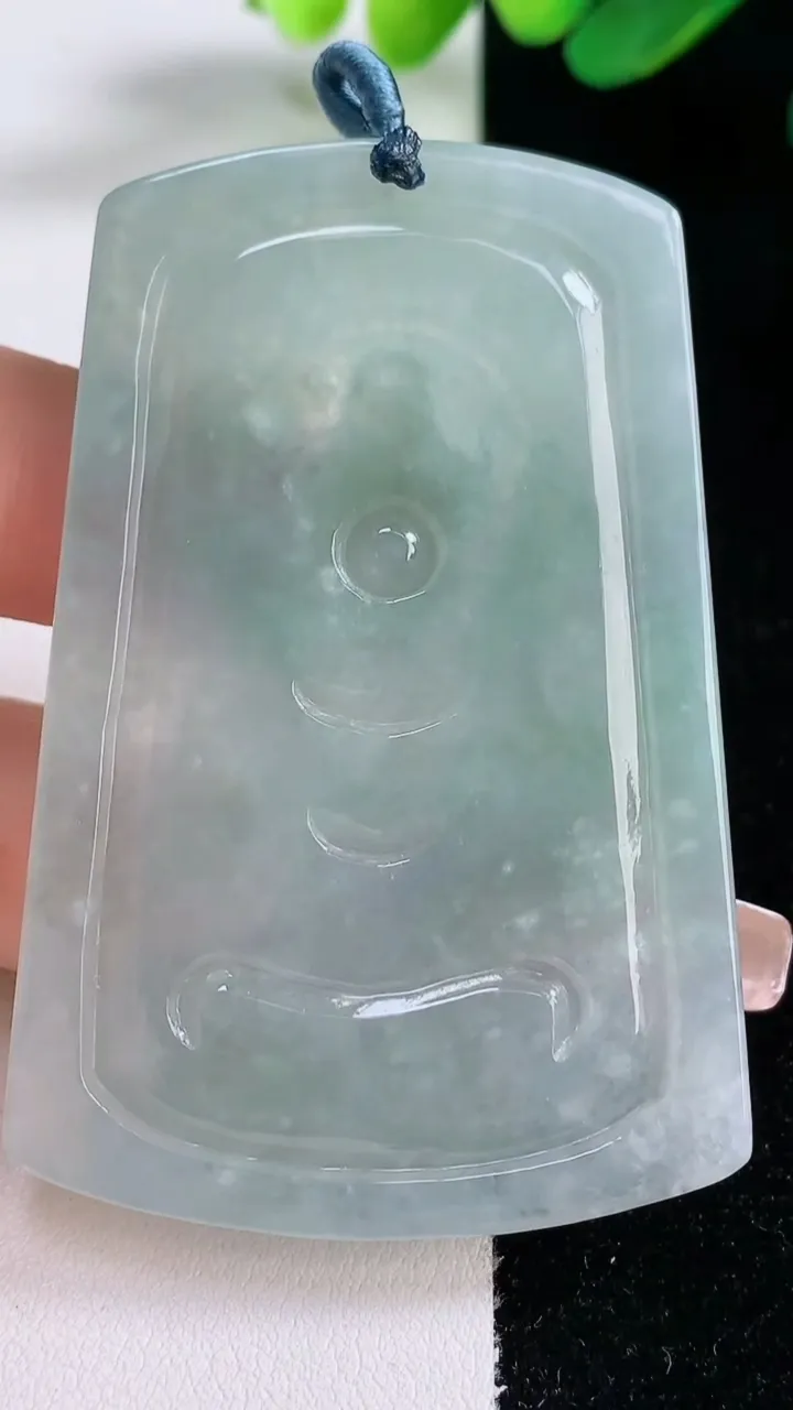 天然A货翡翠虚空藏菩萨吊坠，尺寸63-42-4.9，重量:28.41g
12月28日