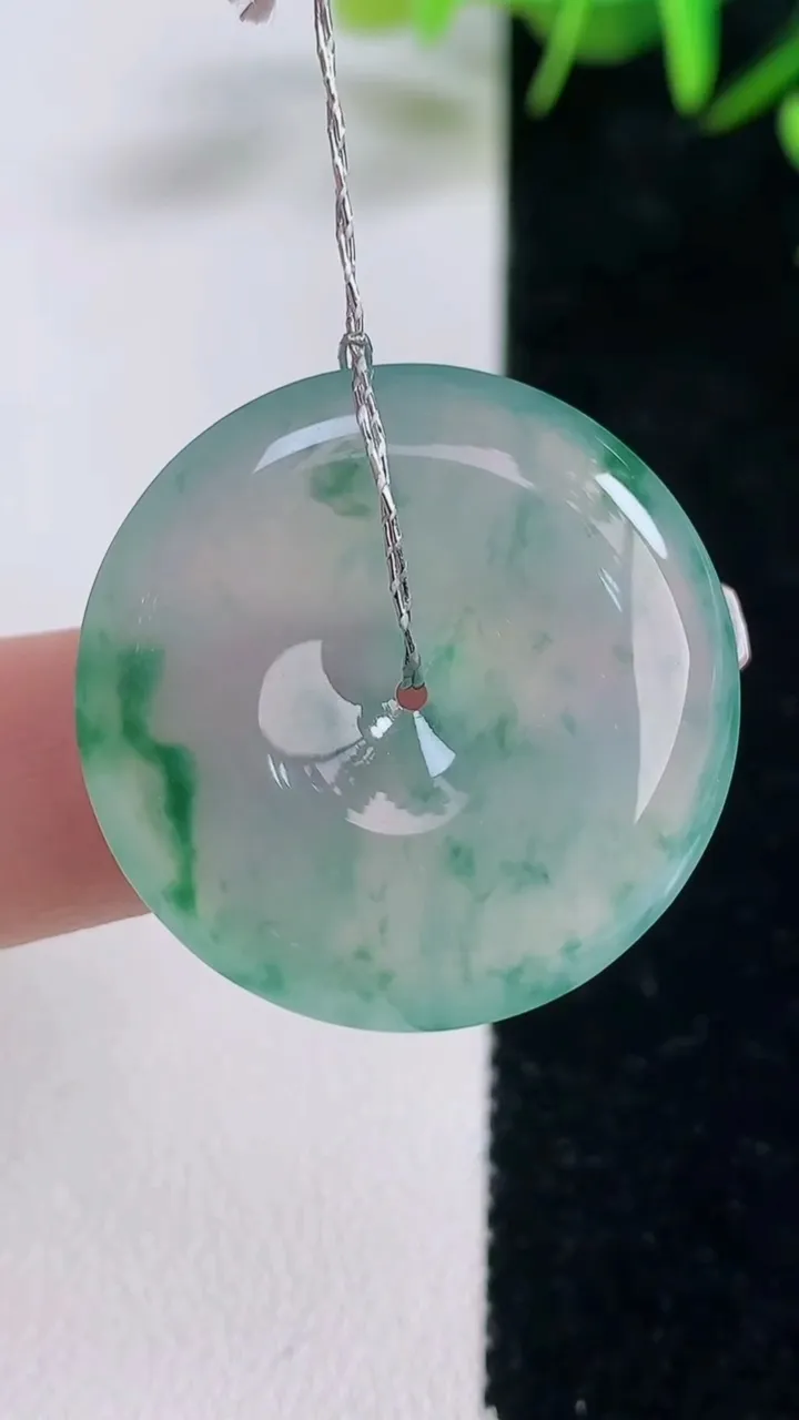 天然A货翡翠种飘花平安扣吊坠，尺寸28.2-6.2，重量:13.81g
12月28日