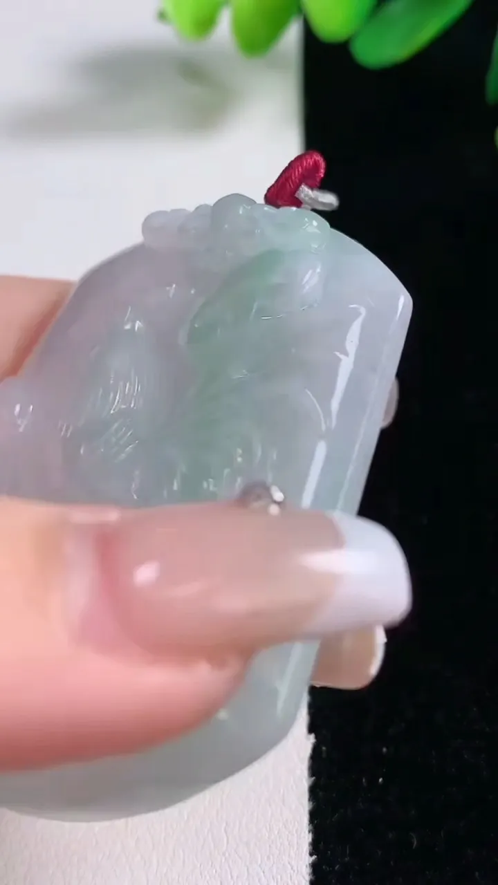 天然A货翡翠生肖鸡吊坠，尺寸54.3-46.3-5.6，重量:29.47g
12月28日