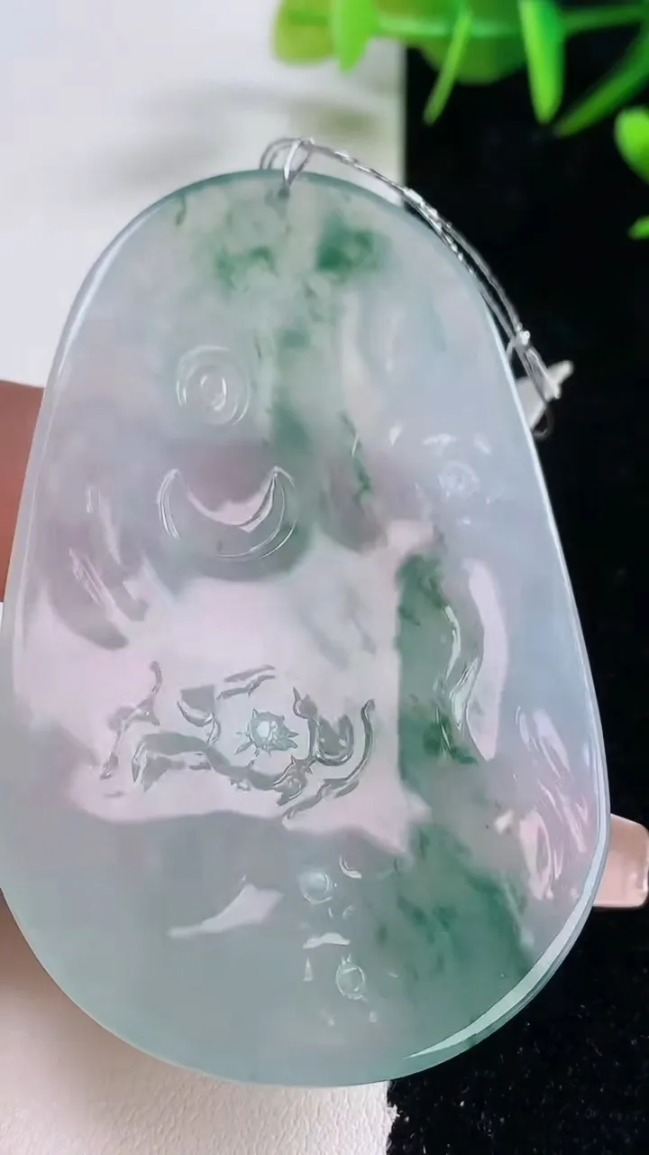 天然A货翡翠种飘花虚空藏菩萨吊坠，尺寸64.5-41.7-4.8，重量:31.69g
12月28日